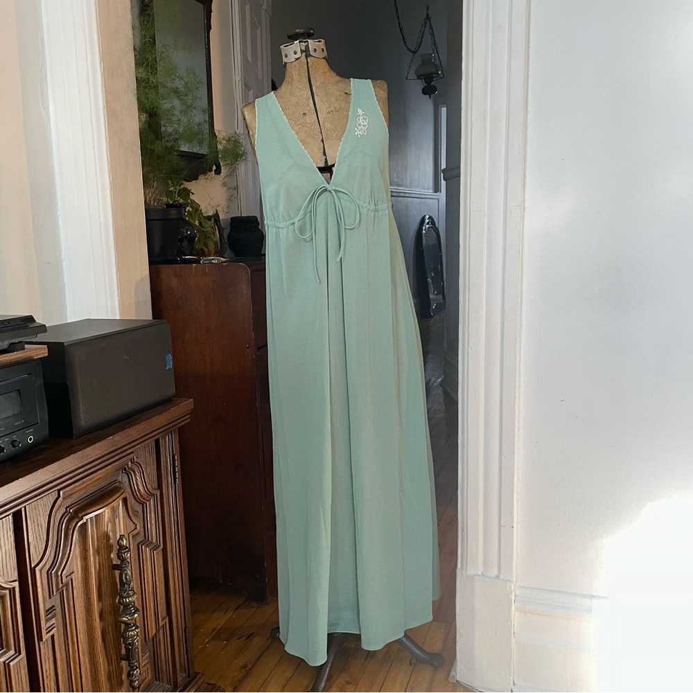Elegant Mint Green Sleeveless Dress